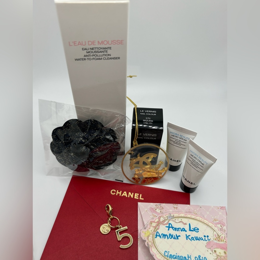Chanel 2023 holiday gift L'eay de mousse cleabser ornament, camellia flower